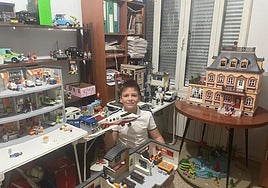 Raúl junto a su colección de Playmobil