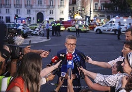Carlos Moedas, alcalde de Lisboa, en el lugar del siniestro mortal ocurrido este miércoles.