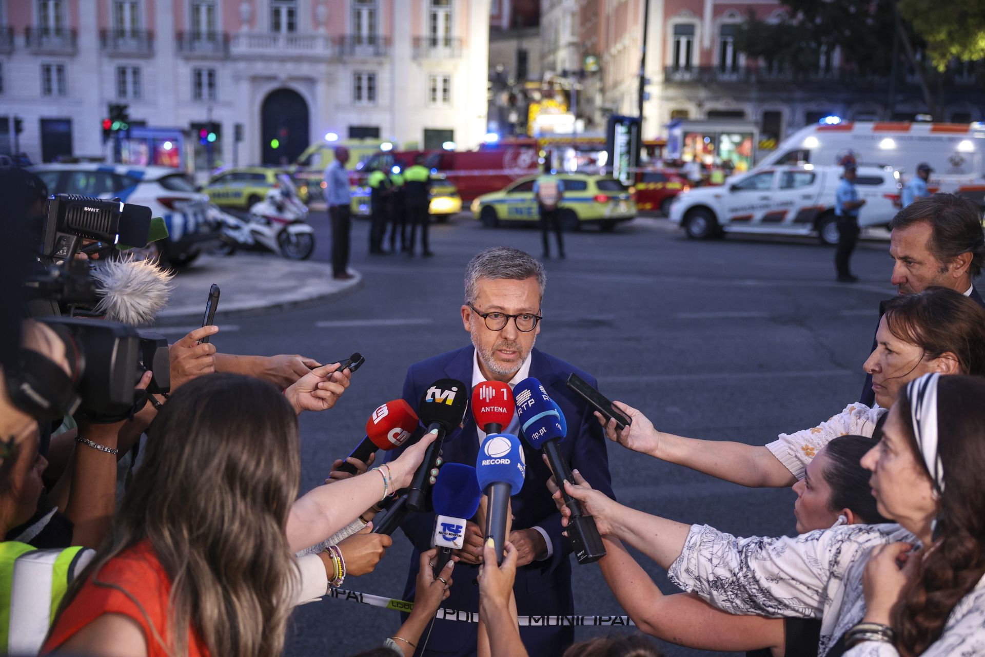 El fatal accidente en el funicular Gloria de Lisboa, en imágenes