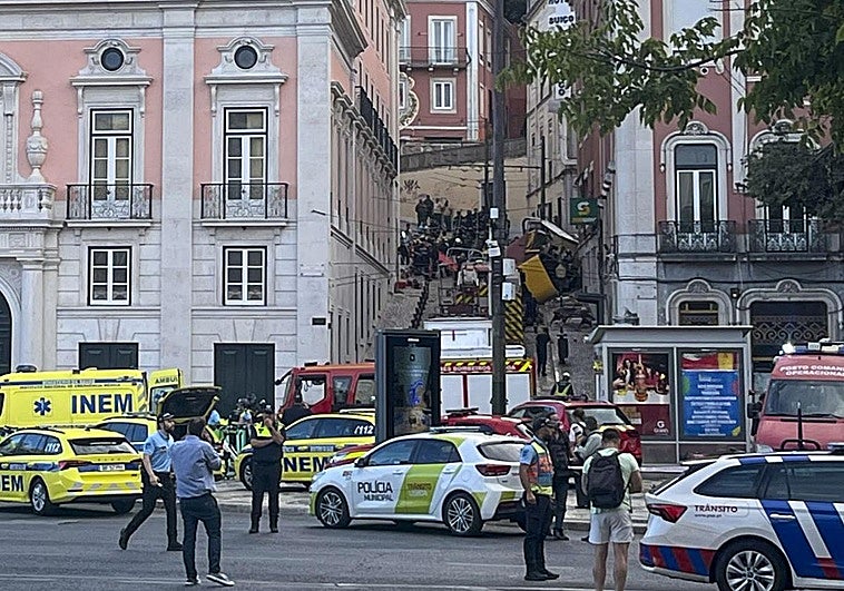 Despliegue de los equipos de emergencia en el lugar del siniestro.