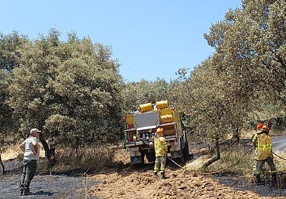 Medios del Infoex durante la extinción de un fuego en Extremadura.