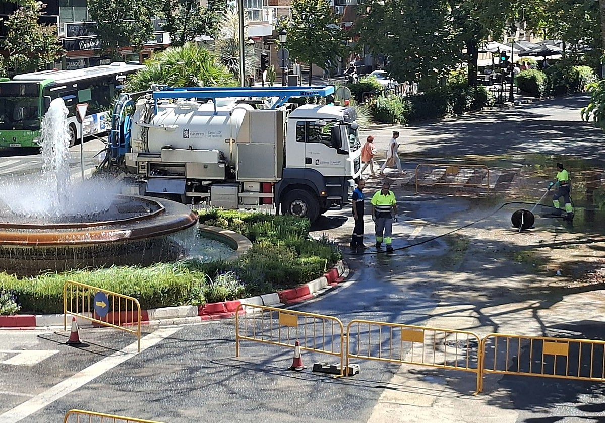 Limpieza este miércoles del cruce entre la avenida de España y Clara Campoamor, que por la tarde reabrió al tráfico una vez terminada la obra.