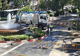 Limpieza este miércoles del cruce entre la avenida de España y Clara Campoamor, que por la tarde reabrió al tráfico una vez terminada la obra.