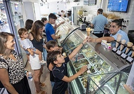 Patricia Sala atiende a los clientes en la heladería Los Valencianos.