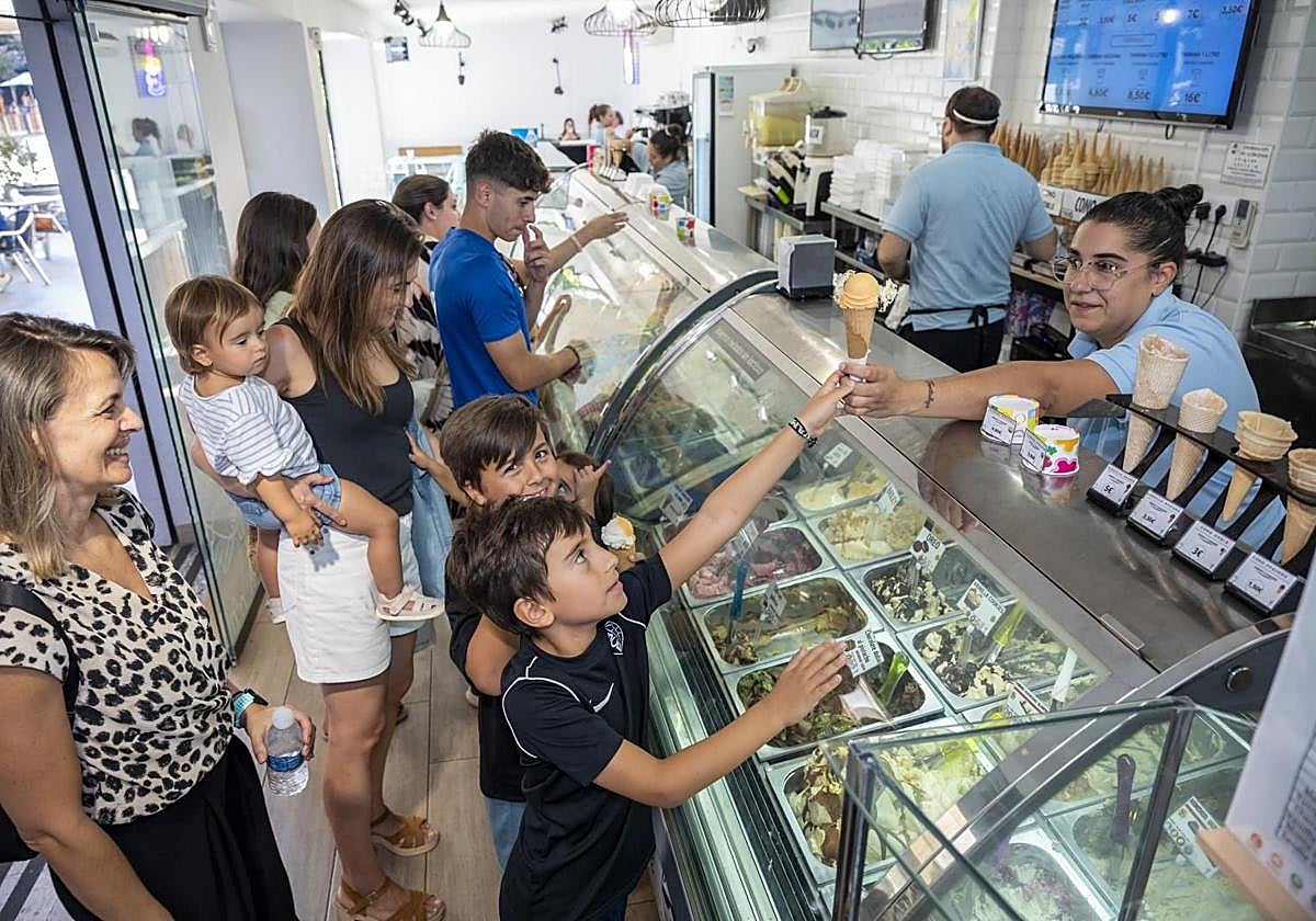 Patricia Sala atiende a los clientes en la heladería Los Valencianos.