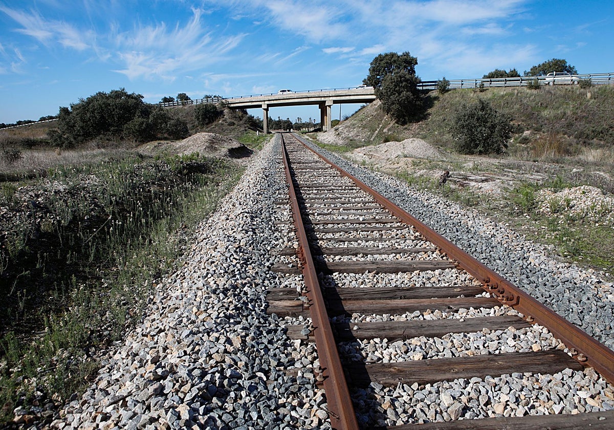 Línea de tren entre Cáceres y Valencia de Alcántara, una de las incluidas en el estudio.