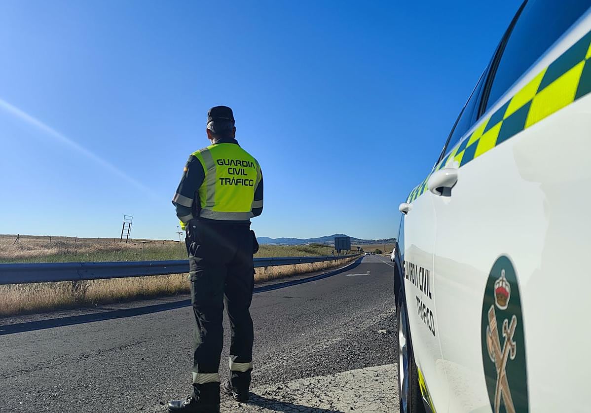 Imagen de archivo de un guardia civil de Tráfico en Extremadura.