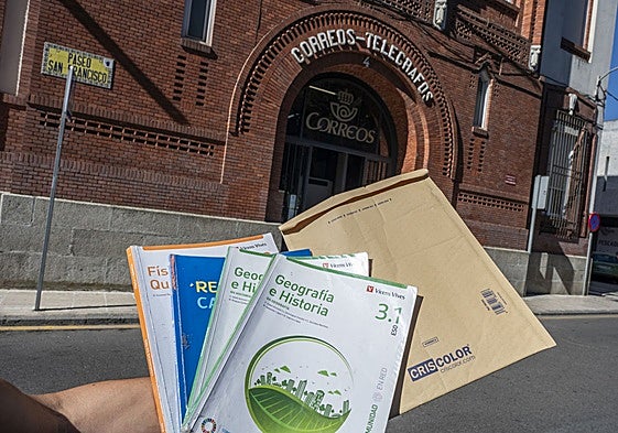 Libros de textos de segunda mano a punto de ser enviados a otra persona por correo que los ha adquirido por Wallapop.