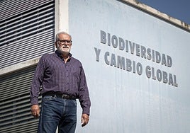 Juan Manuel Sánchez en el edificio Biodiversidad y Cambio Global del campus de la UEx.