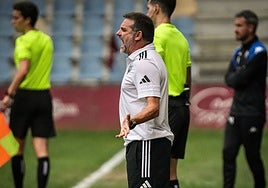 Julio Cobos dando instrucciones en el partido frente al Pontevedra de la pasada jornada.