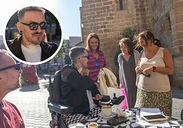 Varias conocidas saludan a Iván en la plaza de San Juan de Cáceres tras su regreso bajo la mirada de su hermano Alberto. En el círculo, un primer plano del conocido camarero de La Cacharrería.