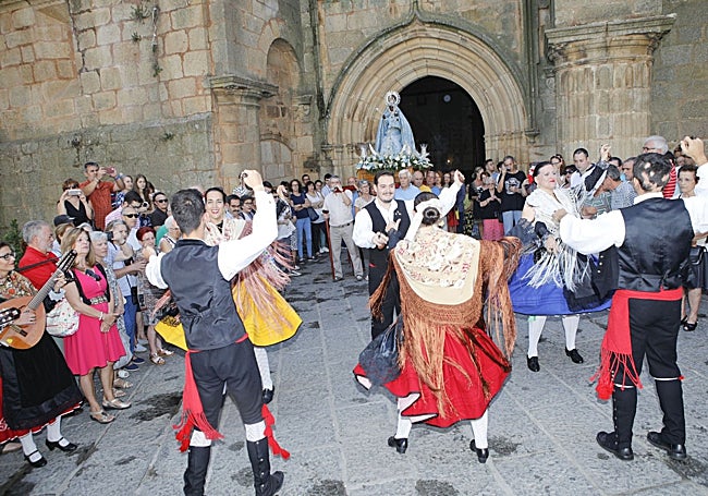Imagen de archivo de la salida de la procesión desde la parroquia de Santiago.