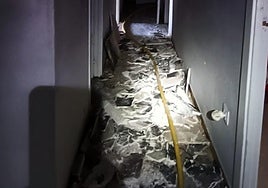 El fuego se declaró en una habitación de la vivienda, situada en Francisco Vera.