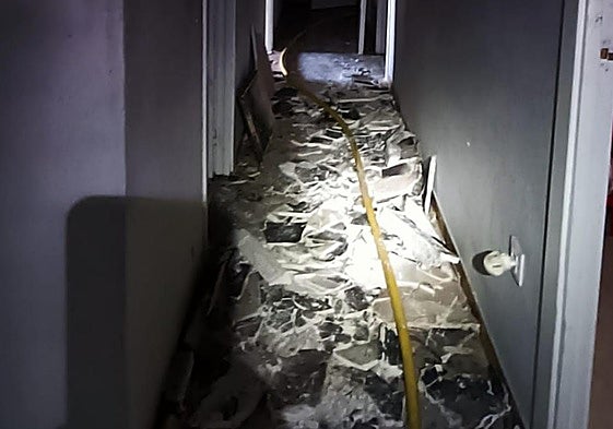 El fuego se declaró en una habitación de la vivienda, situada en Francisco Vera.
