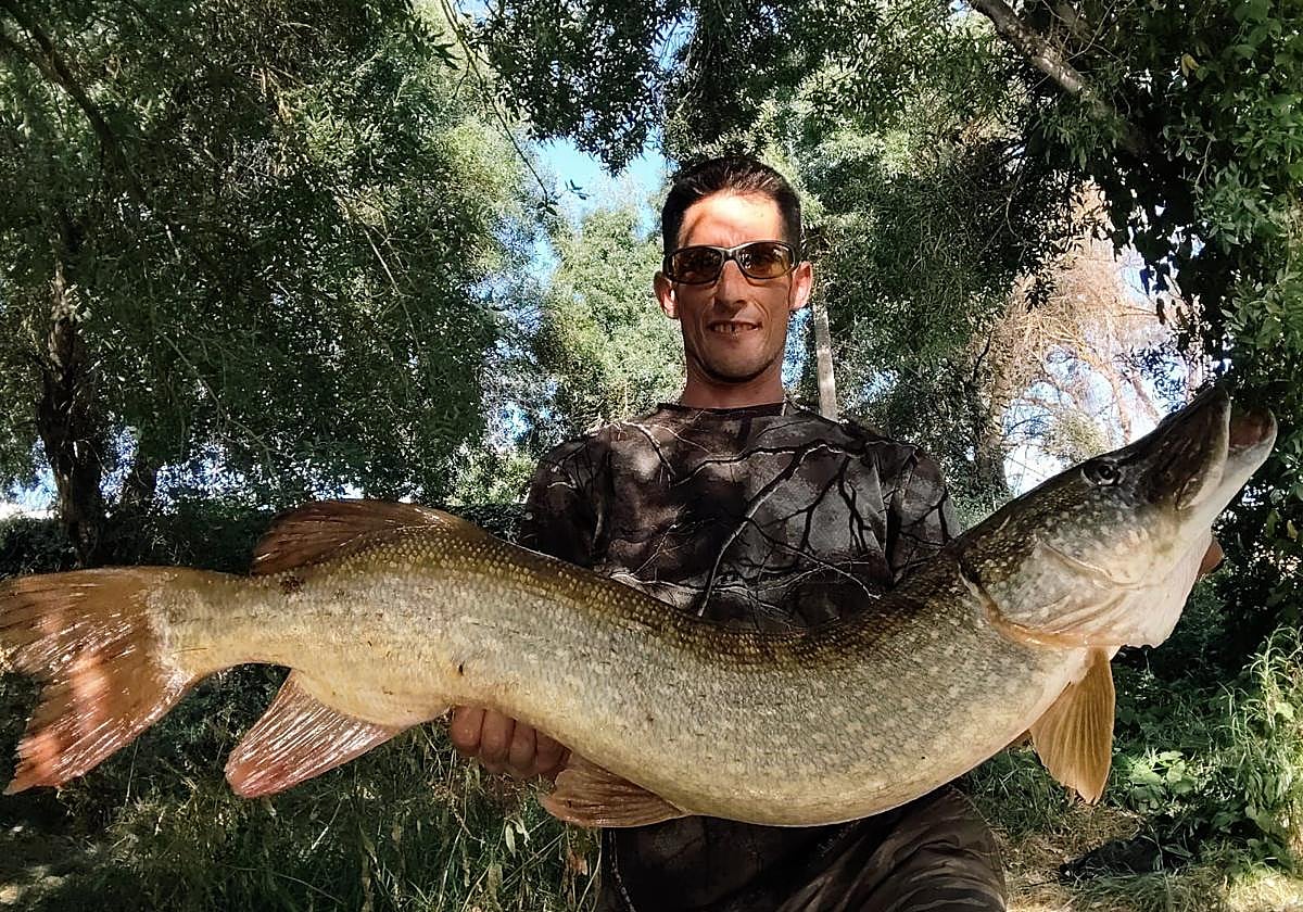 Gabriel Rodríguez con un pez de río conocido como lucio.