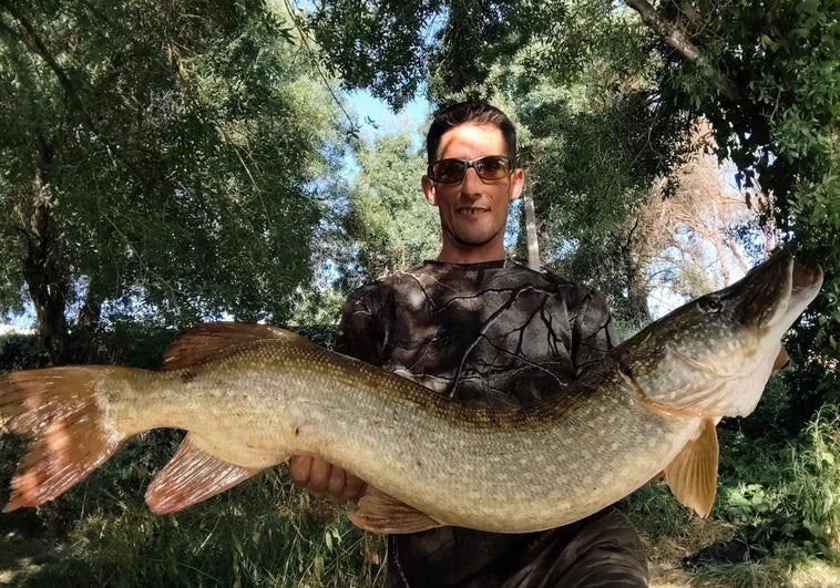 El pacense que captura los gigantes del Guadiana