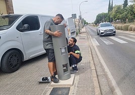 Instalación del nuevo radar de velocidad en la avenida de Los Milagros.