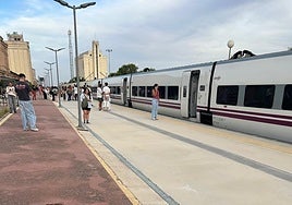 Los pasajeros esperan a que se resuelva la incidencia ferroviaria.
