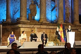 Los galardonados con las Medallas de Extremadura 2024, en el Teatro Romano de Mérida.
