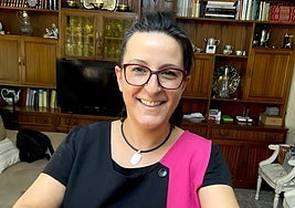 Leyre atendiendo a una clienta la pasada semana .