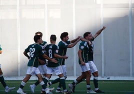 El Cacereño celebra uno de los tantos anotados este sábado ante el Arenas.