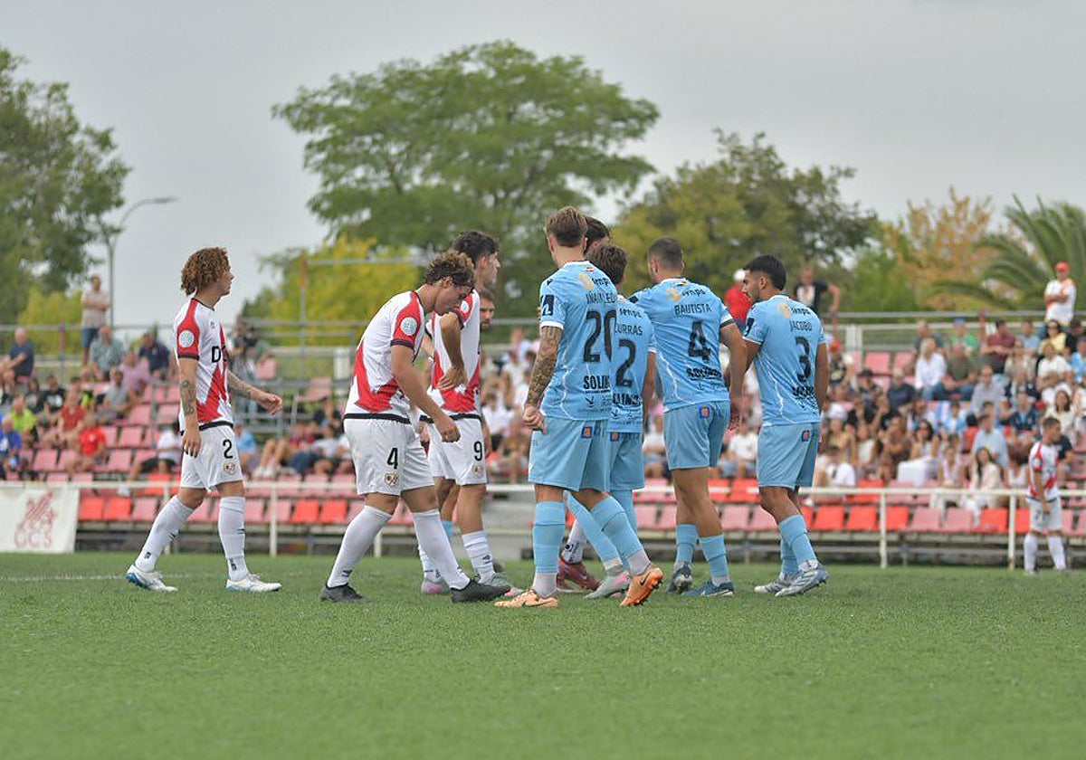 Jugadores del Rayo Vallecano B y el Coria durante el encuentro de este domingo.