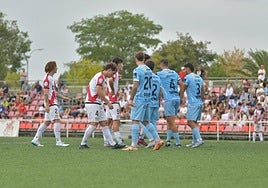 Jugadores del Rayo Vallecano B y el Coria durante el encuentro de este domingo.