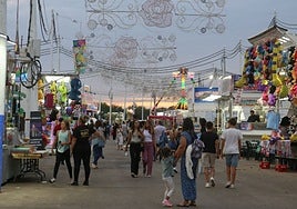 Primeras personas por el ferial a la caída de la tarde.