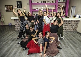 Pilar Andújar, rodeada de algunas alumnas en su escuela de flamenco en Badajoz.