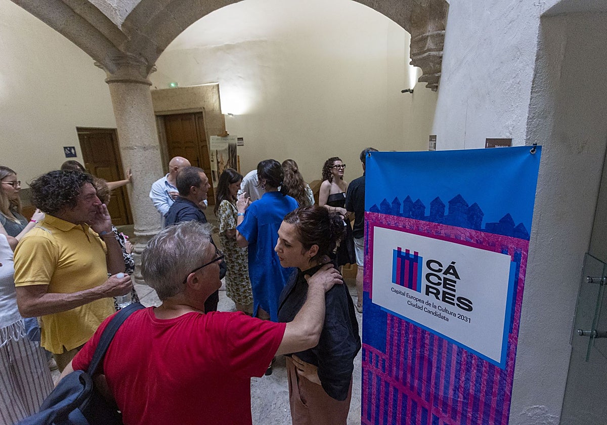 Imagen de archivo de una reunión con agentes culturales.