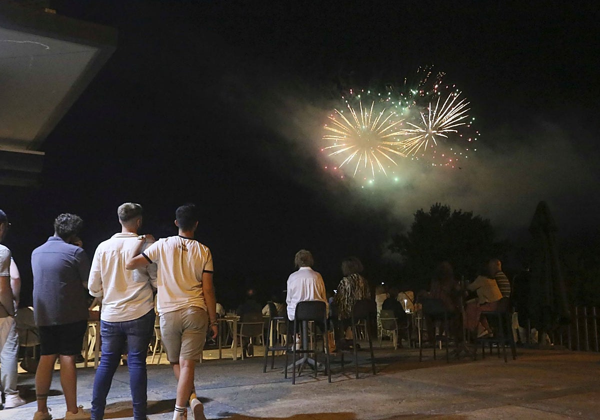 Seguimiento de los fuegos artificiales en la terraza de la avenida Fernández López.