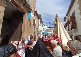 Llegada de la imagen de la Virgen de Guadalupe del Vaquero a su ermita en la calle Caleros.