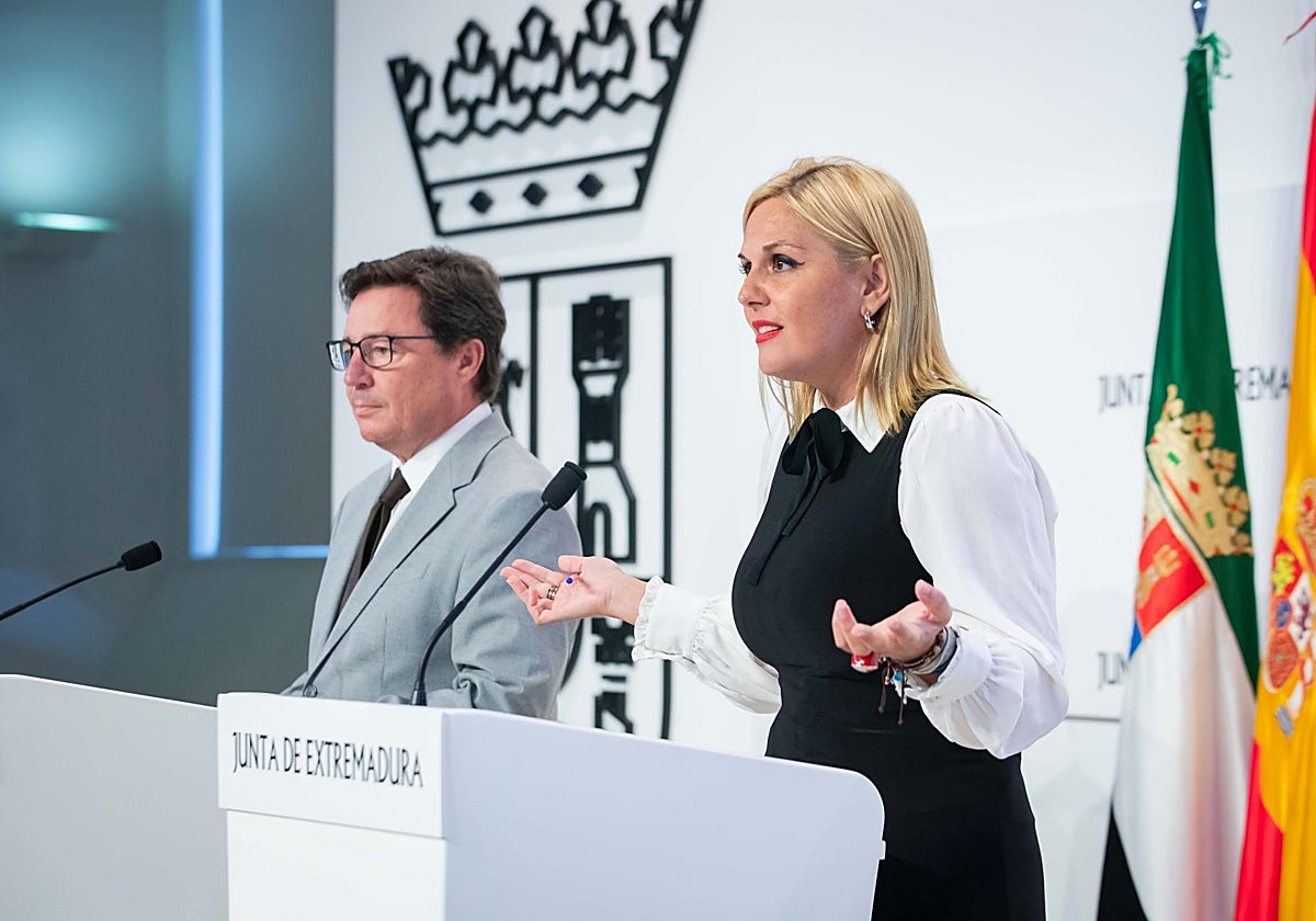 El consejero de Economía y Empleo, Guillermo Santamaría, junto a la portavoz de la Junta, Elena Manzano.