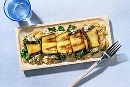 Plato de berenjenas con quinoa salteada y espinacas