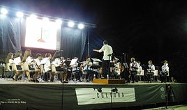 Actuación de la Banda de Música en el parque municipal.