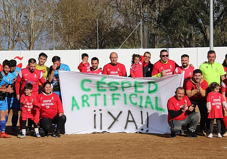 Reivindación de los jugadores del Barbaño y su equipo rival por un campo de césped artificial.