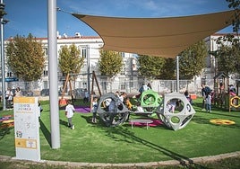 Niños en la zona de juegos tradicionales de la Ciudad de la Infancia.