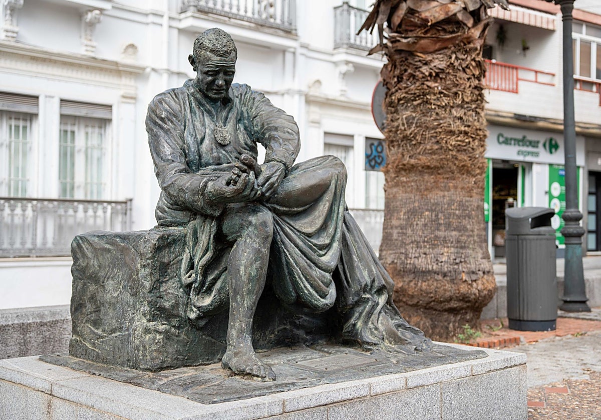 Monumento al Cofrade de la Plaza de Santa María de Mérida.