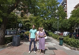 Guillermo Alegre, Amelia Bachiller y Elisa del Sol en el bulevar central de Virgen de la Montaña.