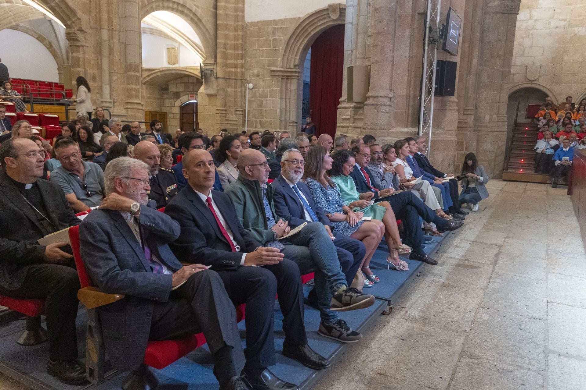 La apertura del curso académico 2025/26 de la UEx, en imágenes
