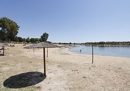 Zona de playa del embalse de Proserpina.