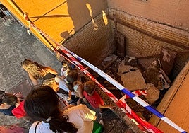 Algunos de los niños que participaban del cumpleaños observan la zona del desplome.