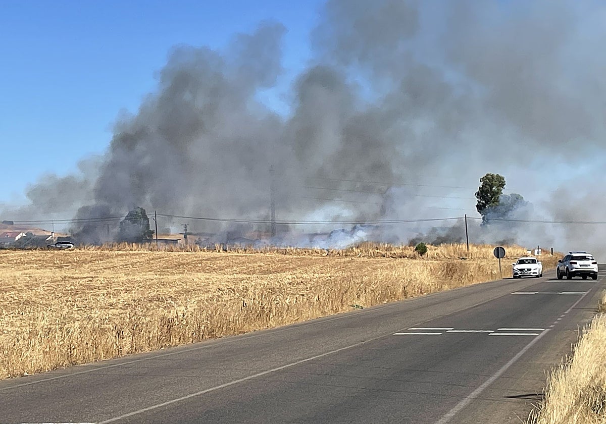 La Policía comienza a cortar el tráfico esta tarde en la carretera de la Corte.