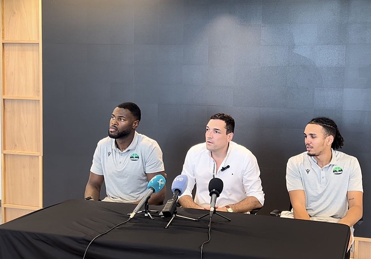 Lorenzo Díaz, entre Leveque (izquierda) y Strikker.