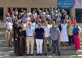 Foto del primer claustro del curso 2025/2026 del colegio San Antonio de Cáceres. En la primera fila, de izquierda a derecha, fray Javier, fray Guillermo y Manuel Díaz Buiza junto al equipo docente del centro.