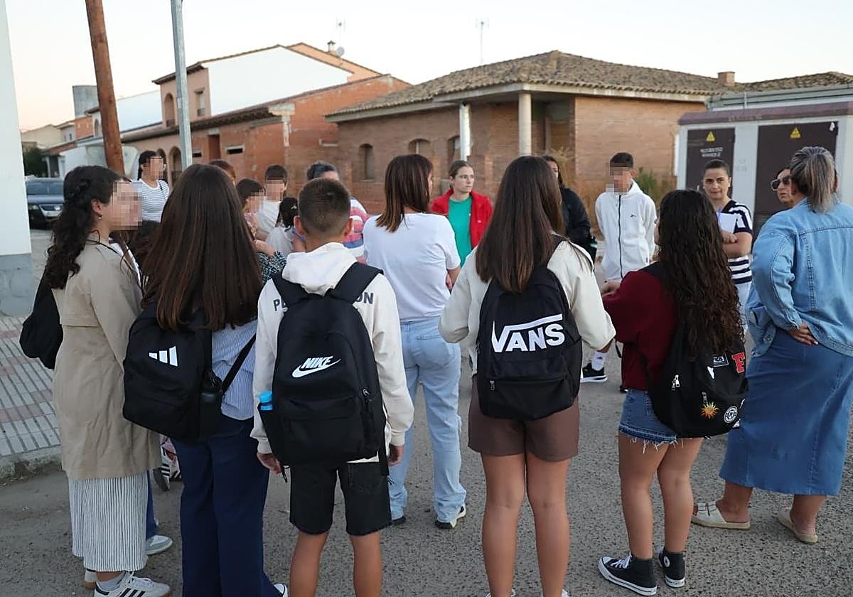 Alumnos extremeños esta mañana, sin autobús para ir de Vivares a Don Benito.