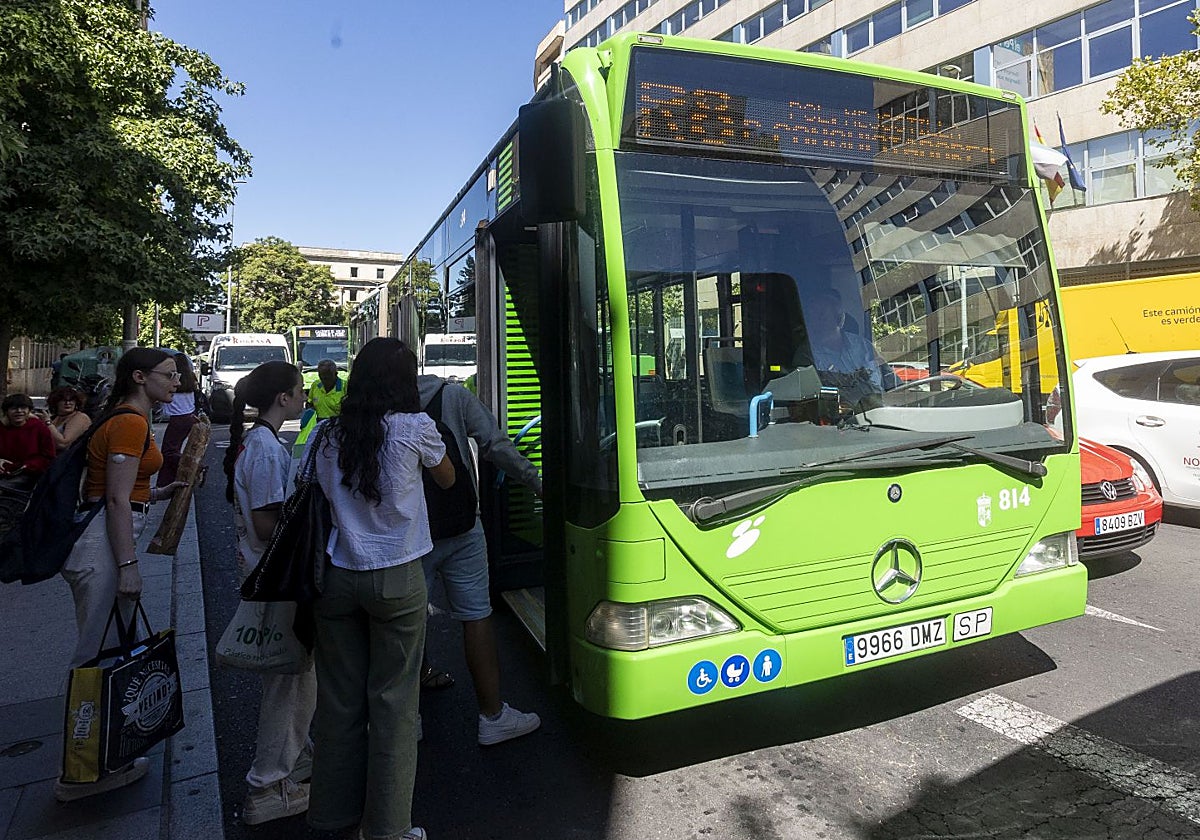 El nuevo autobús articulado del refuerzo de la línea 8 (R8), este jueves en Clara Campoamor.