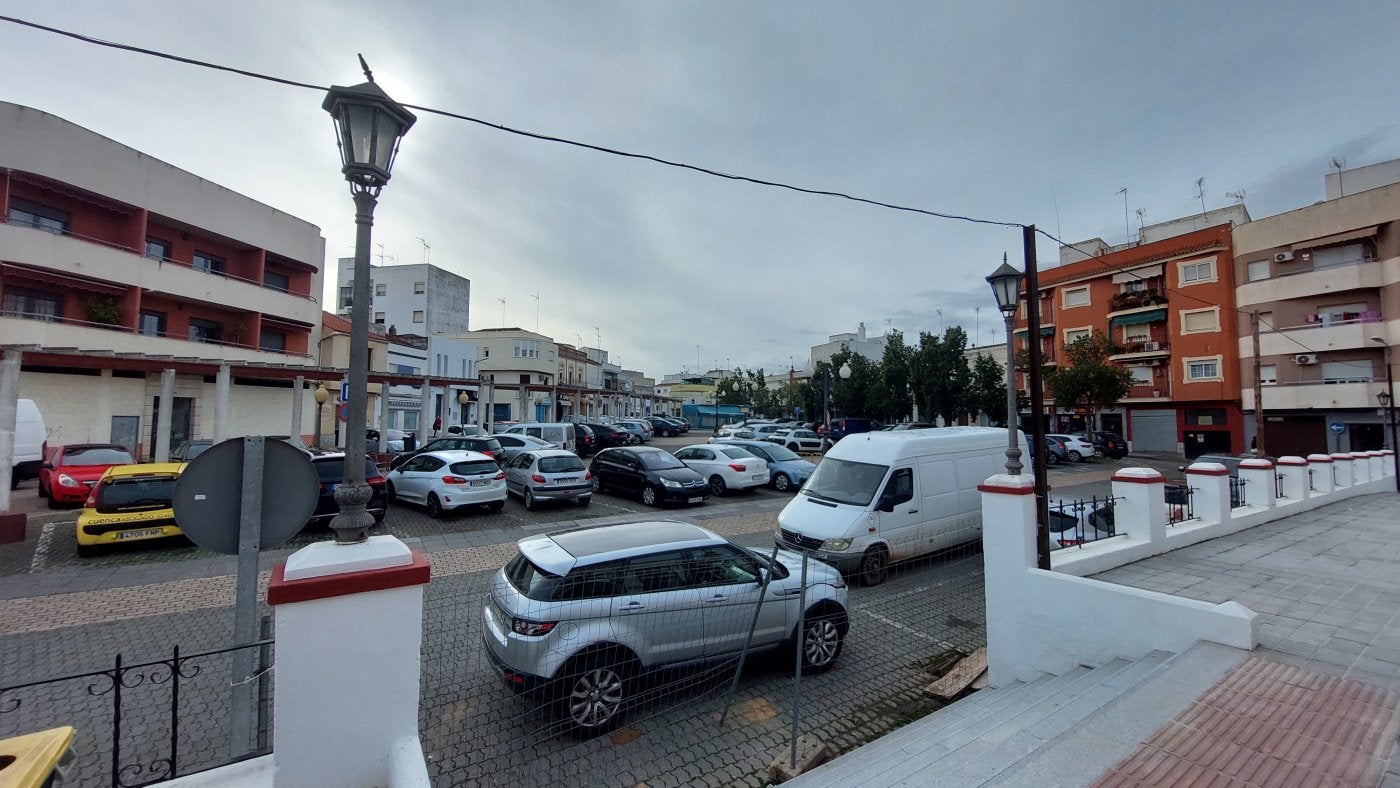 Imagen actual de la zona de aparcamientos que será regularizada.