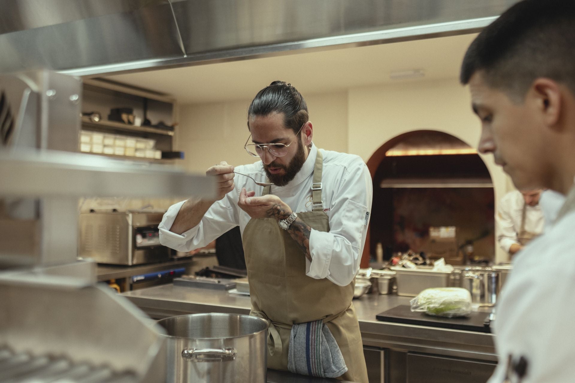 El espacio está protagonizado por una barra gastronómica de inspiración nórdica, con la despensa española y técnicas orientales como eje central.