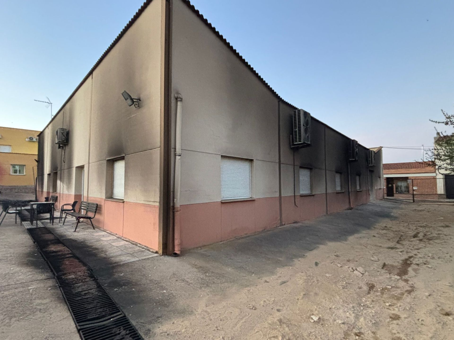 Los bomberos sofocan un incendio en el exterior de la residencia de Arroyo de San Serván